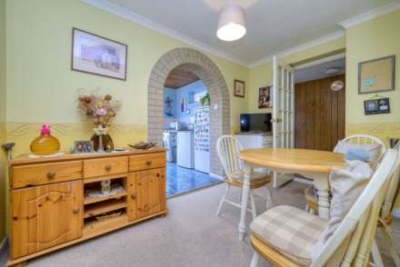Abingdon Drive, Caversham Park Village, Image 7