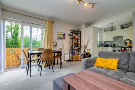 Meadow Way, Caversham, Image 4