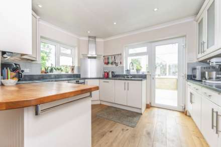 Woodlands Close, Milton Under Wychwood, Image 2
