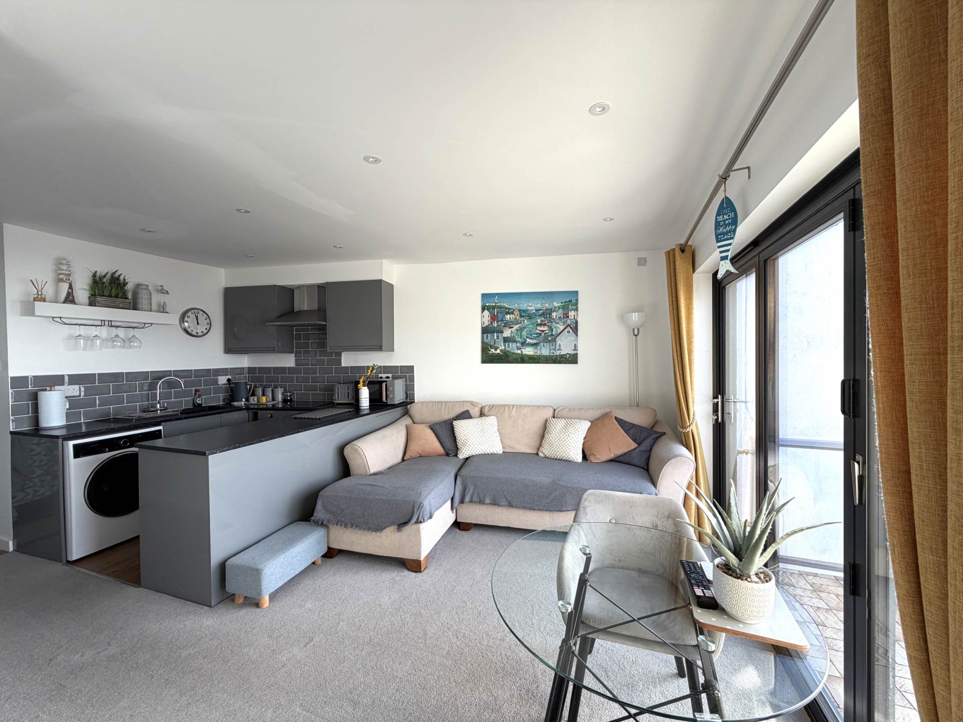 Shelly Court, Pierhead, Image 4