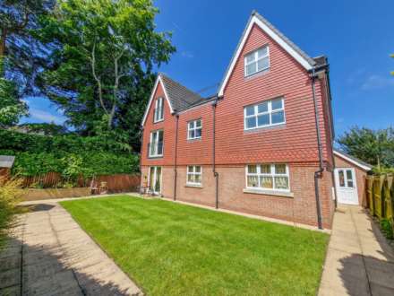 PENTHOUSE APARTMENT, ACK LANE WEST, Cheadle Hulme SK8 7EL, Image 17