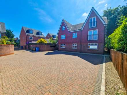 PENTHOUSE APARTMENT, ACK LANE WEST, Cheadle Hulme SK8 7EL, Image 2
