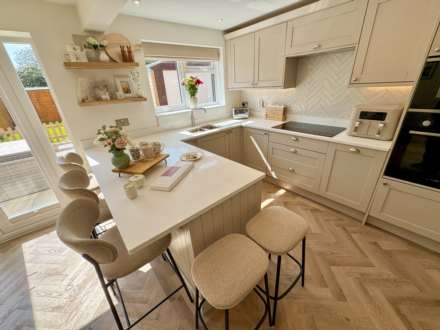 GLASTONBURY AVENUE, Cheadle Hulme SK8 7PS, Image 2