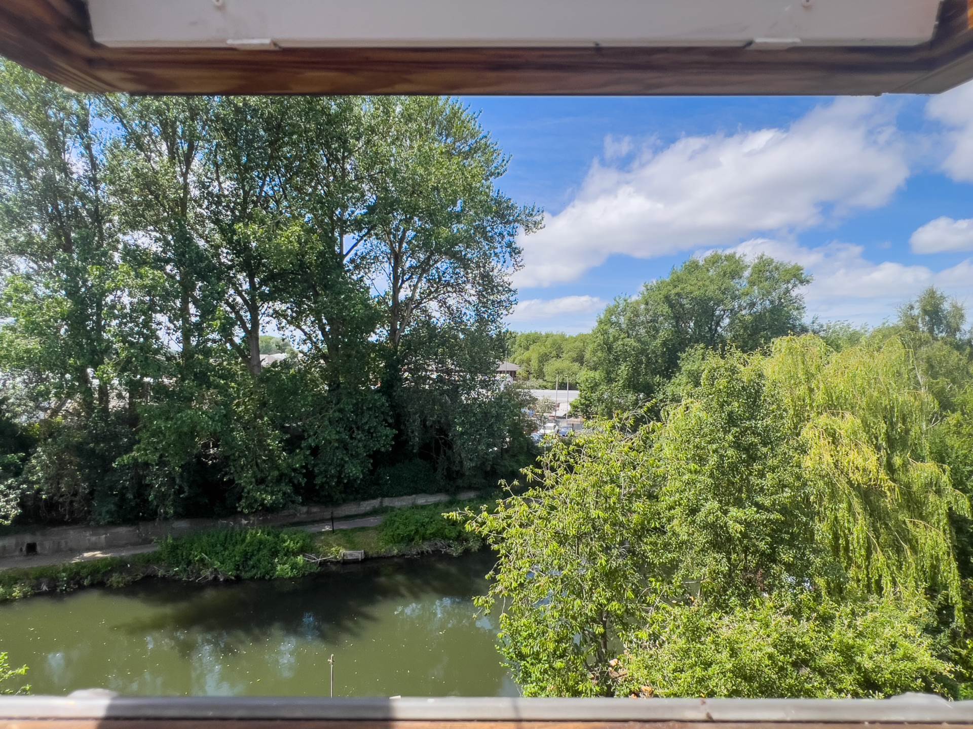 Elgar Road, Reading, Image 15