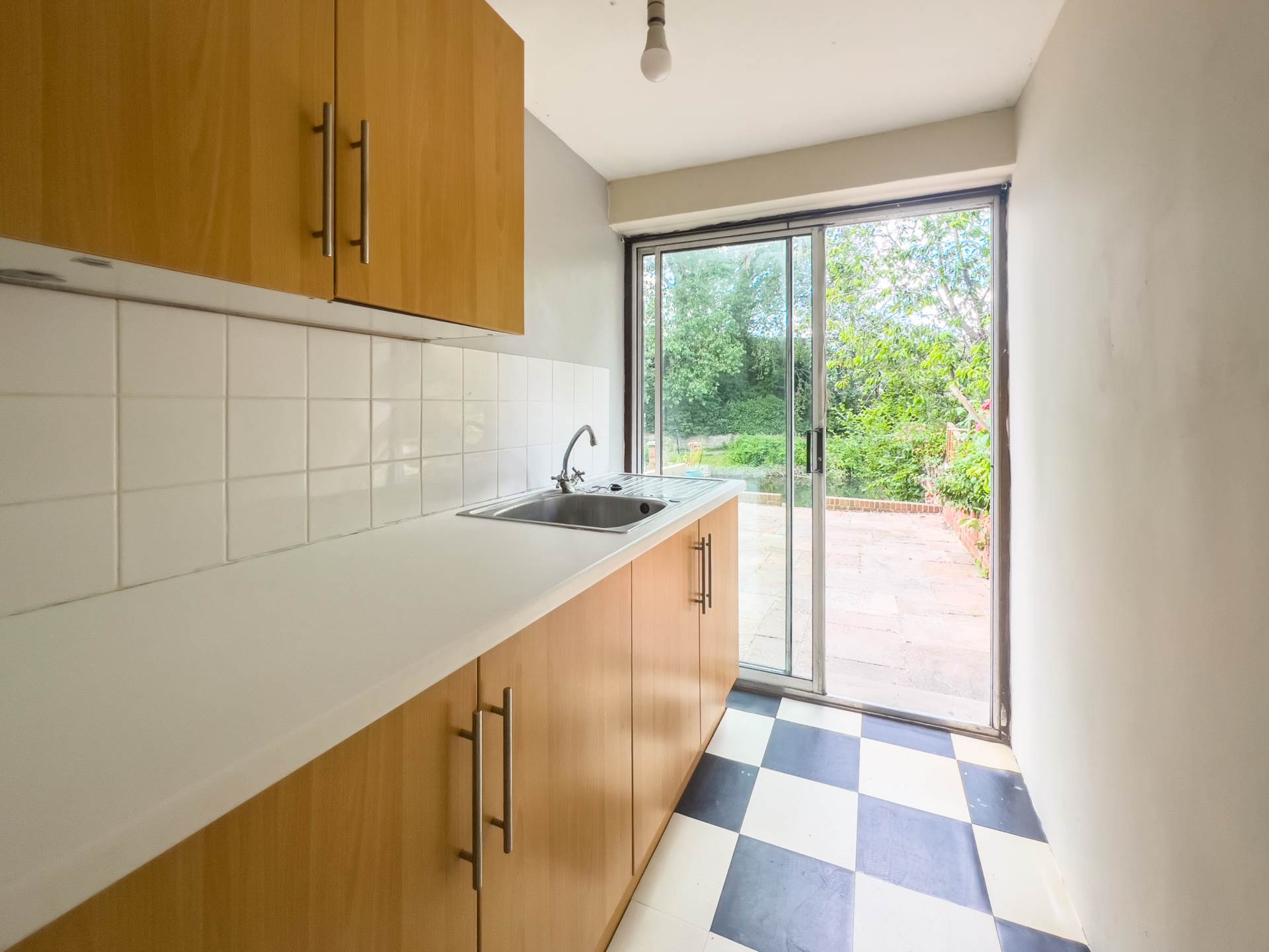 Elgar Road, Reading, Image 16