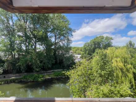 Elgar Road, Reading, Image 15