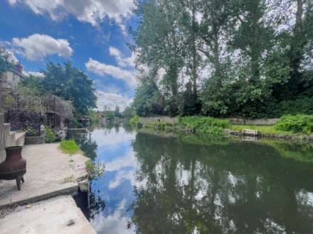 Elgar Road, Reading, Image 2