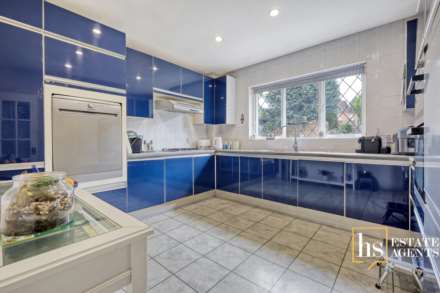 Hillside Walk, Brentwood, Image 30