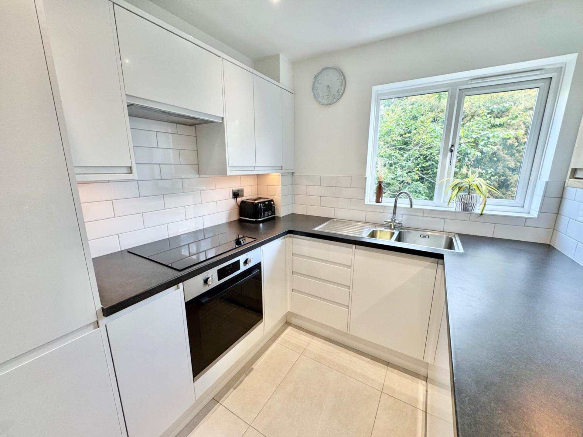 Warwick Court, Brentwood, Image 3