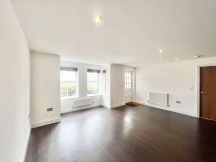 Avenue Road, Brentwood, Image 2