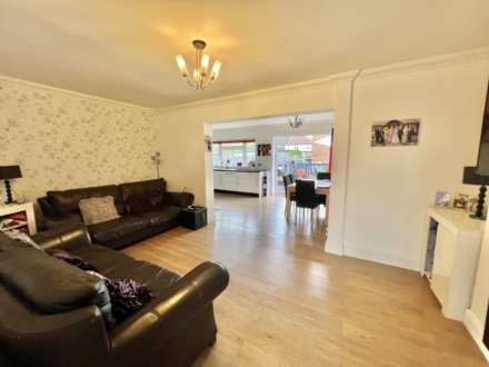 Karen Close, Brentwood, Image 3