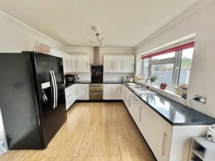 Karen Close, Brentwood, Image 4