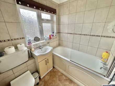 Karen Close, Brentwood, Image 9