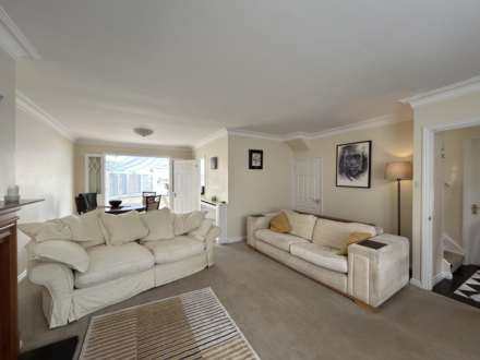 Clos De Rivage, New Road, Image 3
