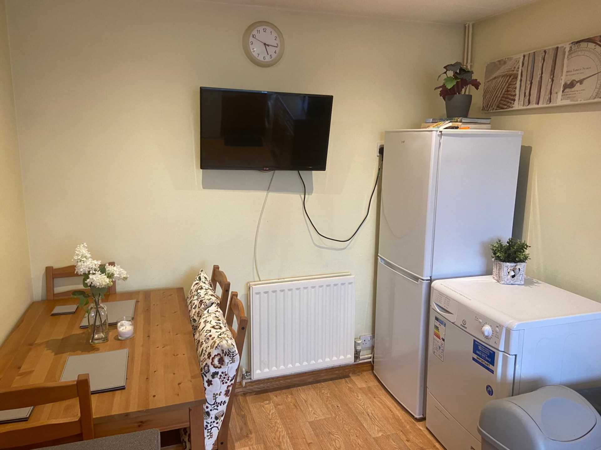 Room 4: 1 Windsor Close, Guildford, GU2 7QU, Image 10