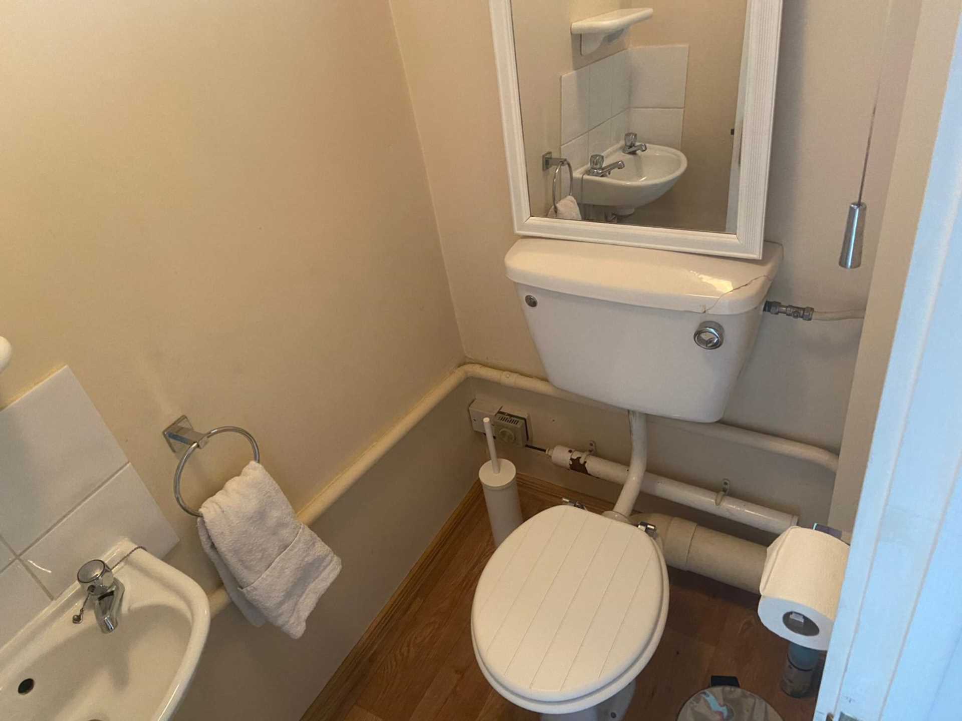 Room 4: 1 Windsor Close, Guildford, GU2 7QU, Image 16