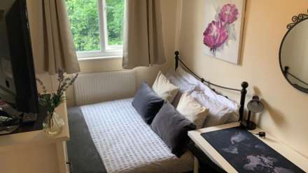 Room 4: 1 Windsor Close, Guildford, GU2 7QU