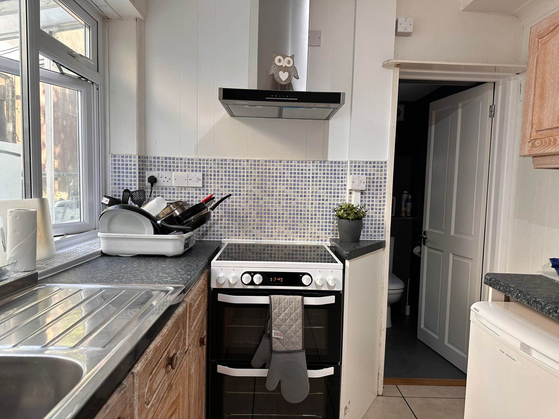 Room 1: 18 RUPERT ROAD, Guildford, GU2 7NE, Image 8
