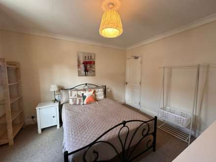 Room 1: 18 RUPERT ROAD, Guildford, GU2 7NE