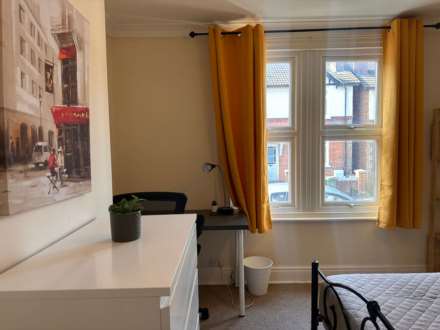 Room 1: 18 RUPERT ROAD, Guildford, GU2 7NE, Image 4