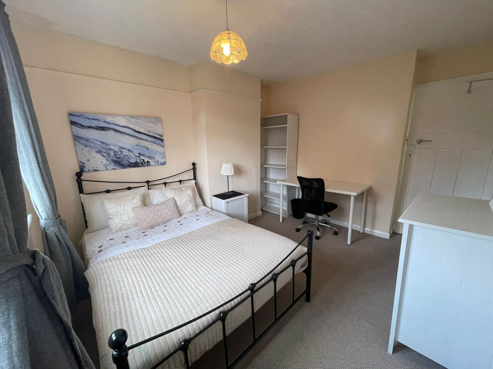 Room 2: 9 Durham Close, Guildford GU2 9TH, Image 1