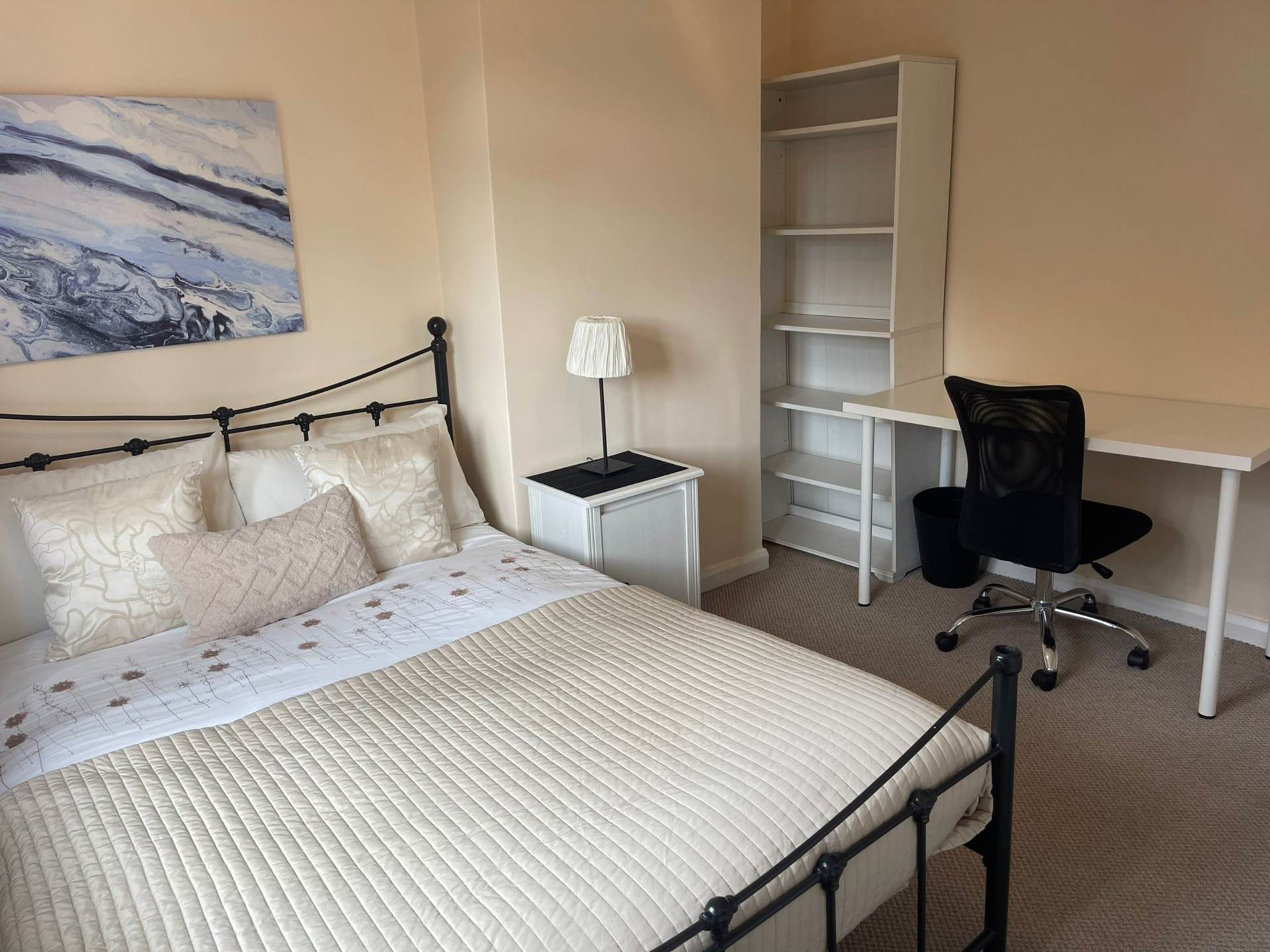 Room 2: 9 Durham Close, Guildford GU2 9TH, Image 2