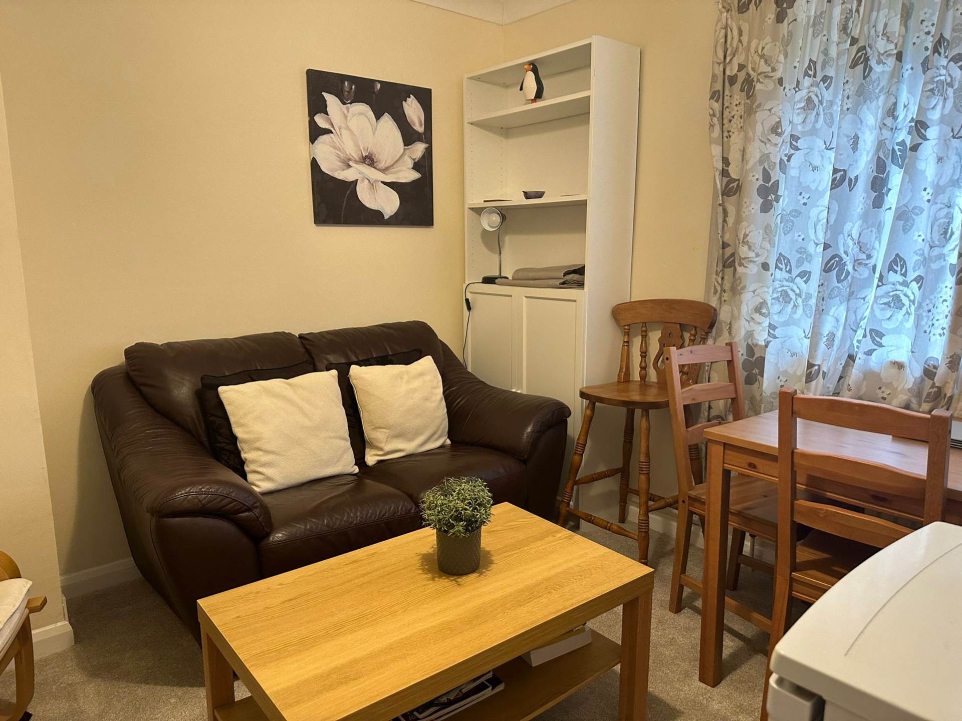 Room 2: 9 Durham Close, Guildford GU2 9TH, Image 9