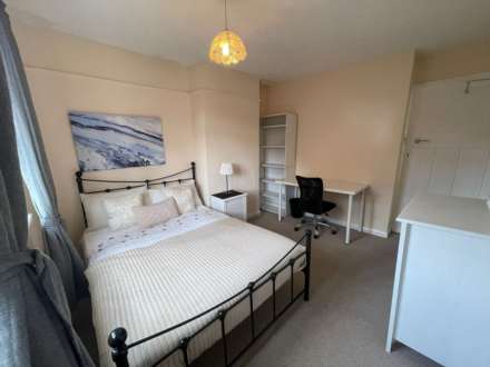 Room 2: 9 Durham Close, Guildford GU2 9TH