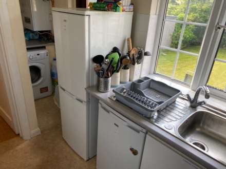 Room 2: 9 Durham Close, Guildford GU2 9TH, Image 12