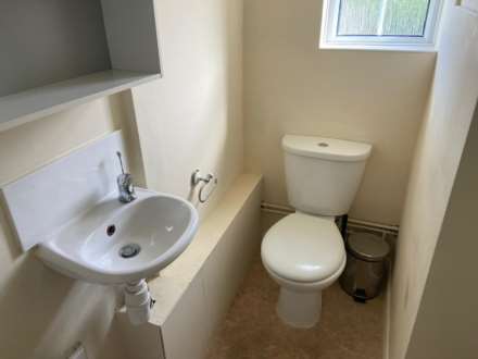 Room 2: 9 Durham Close, Guildford GU2 9TH, Image 17
