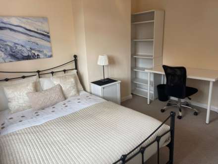Room 2: 9 Durham Close, Guildford GU2 9TH, Image 2