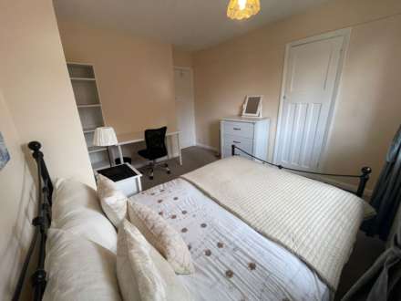 Room 2: 9 Durham Close, Guildford GU2 9TH, Image 3