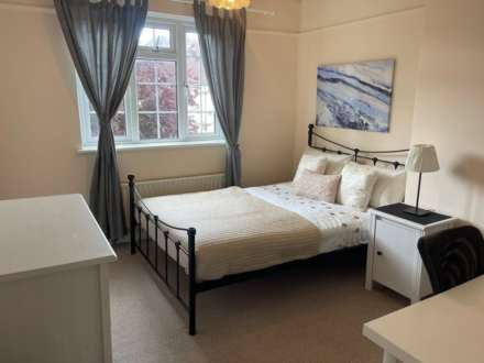 Room 2: 9 Durham Close, Guildford GU2 9TH, Image 4