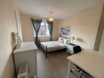 Room 2: 9 Durham Close, Guildford GU2 9TH, Image 5