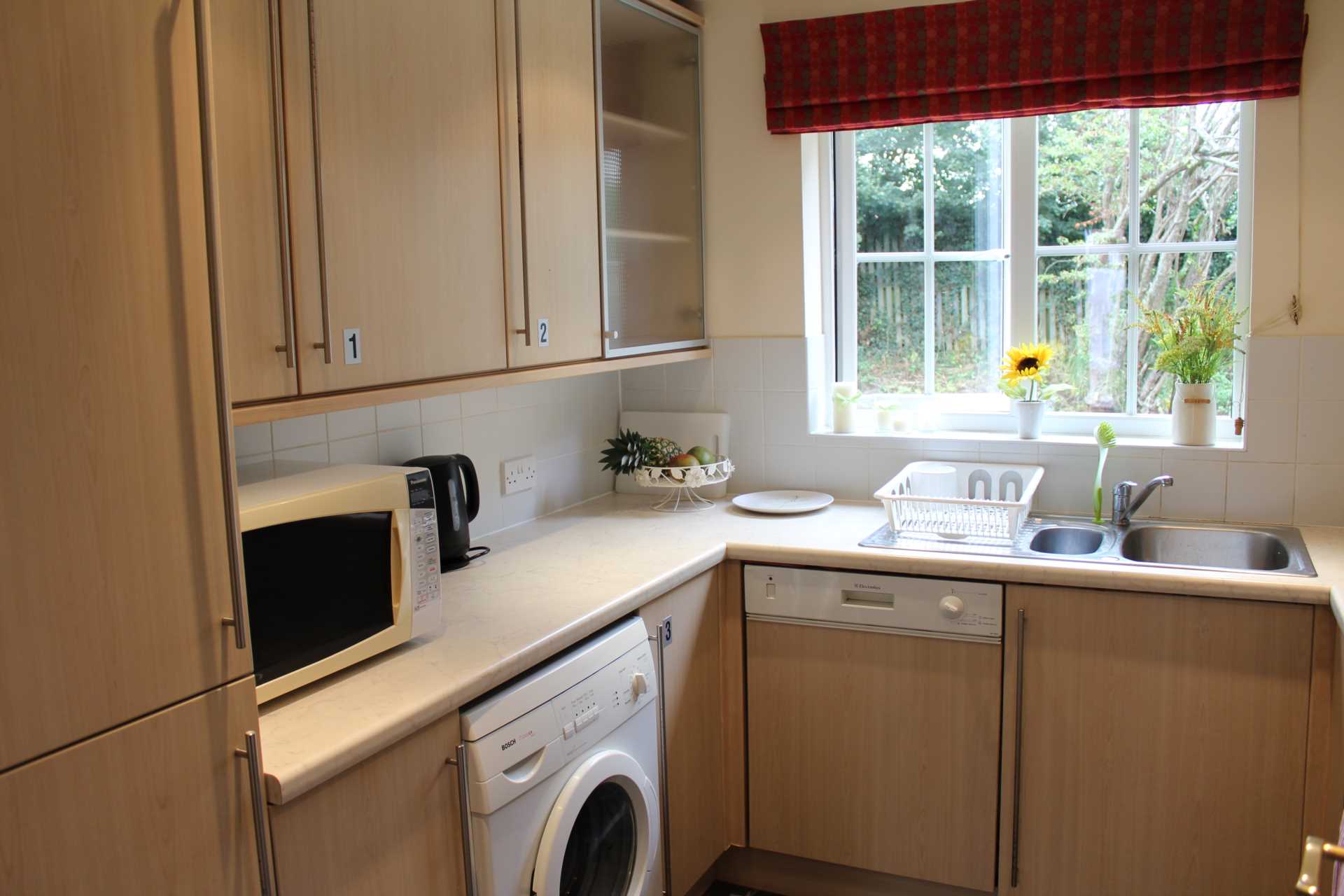 COUPLES WANTED! Room 3: 12 Pickering, Guildford, GU2 8AH, Image 10