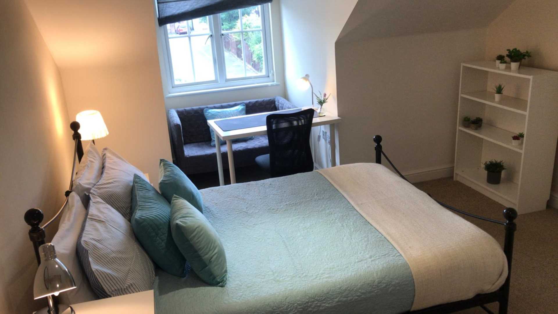 COUPLES WANTED! Room 3: 12 Pickering, Guildford, GU2 8AH, Image 4