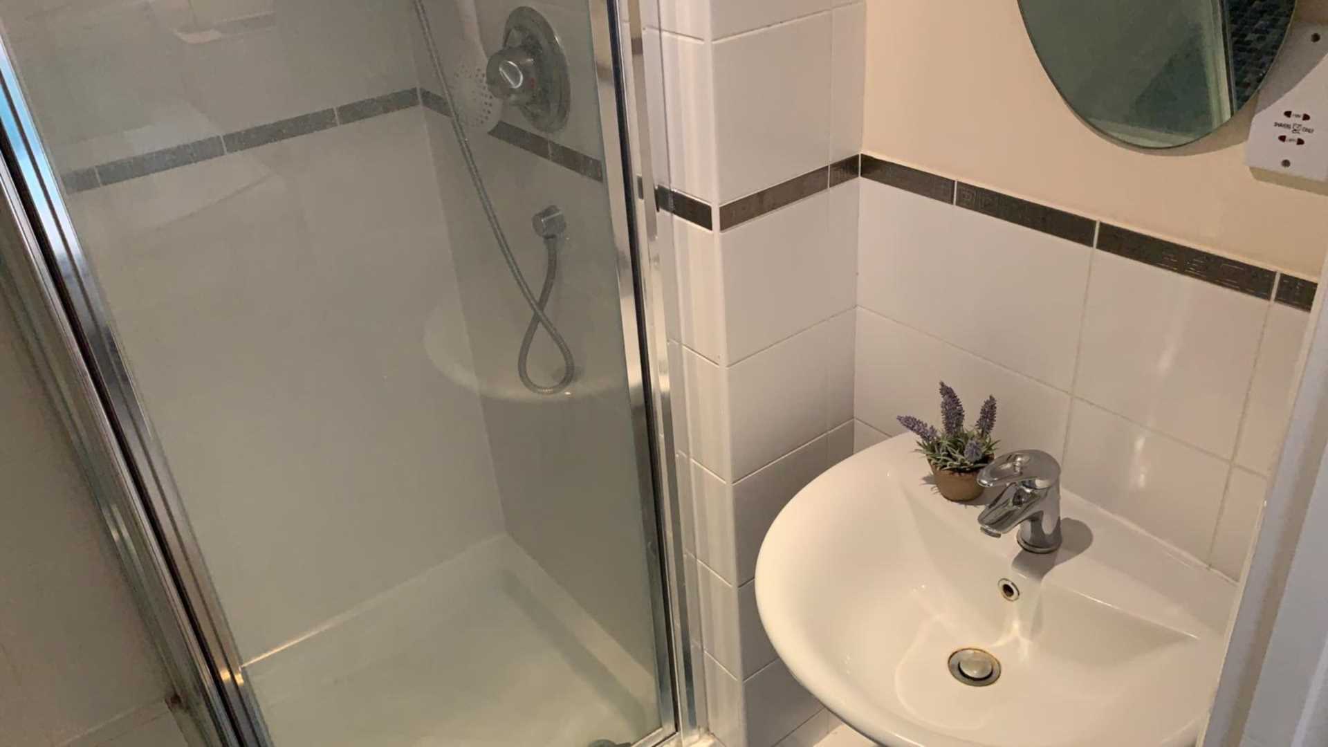 COUPLES WANTED! Room 3: 12 Pickering, Guildford, GU2 8AH, Image 6
