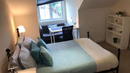COUPLES WANTED! Room 3: 12 Pickering, Guildford, GU2 8AH, Image 4