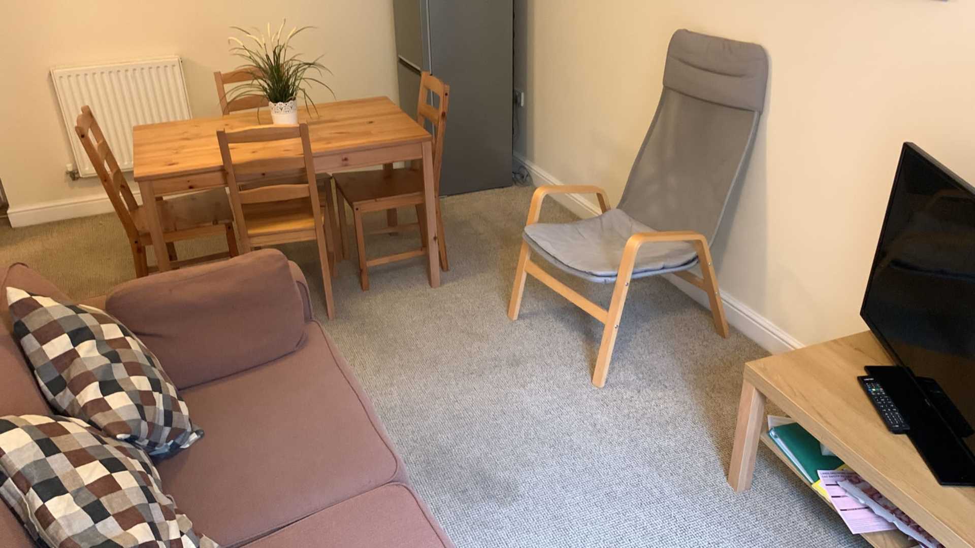 Room 2: 12 Pickering, Guildford, GU2 8AH, Image 15