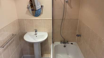 Room 2: 12 Pickering, Guildford, GU2 8AH, Image 9