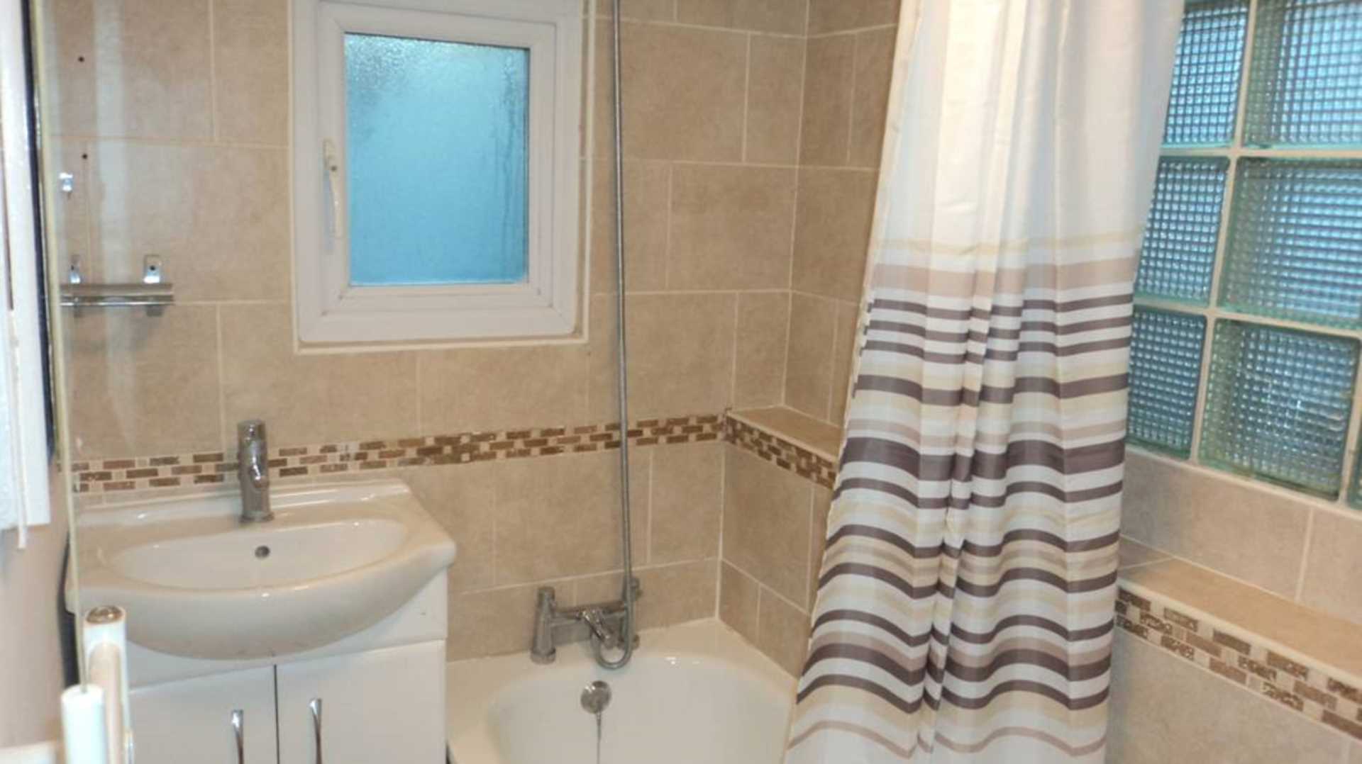 Room 2: 18 Rupert Road, Guildford, GU2 7NE, Image 15