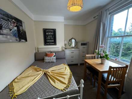 Room 1: 40A Farnham Road, Onslow, Guildford GU2 4JN- NO ADMIN FEES!