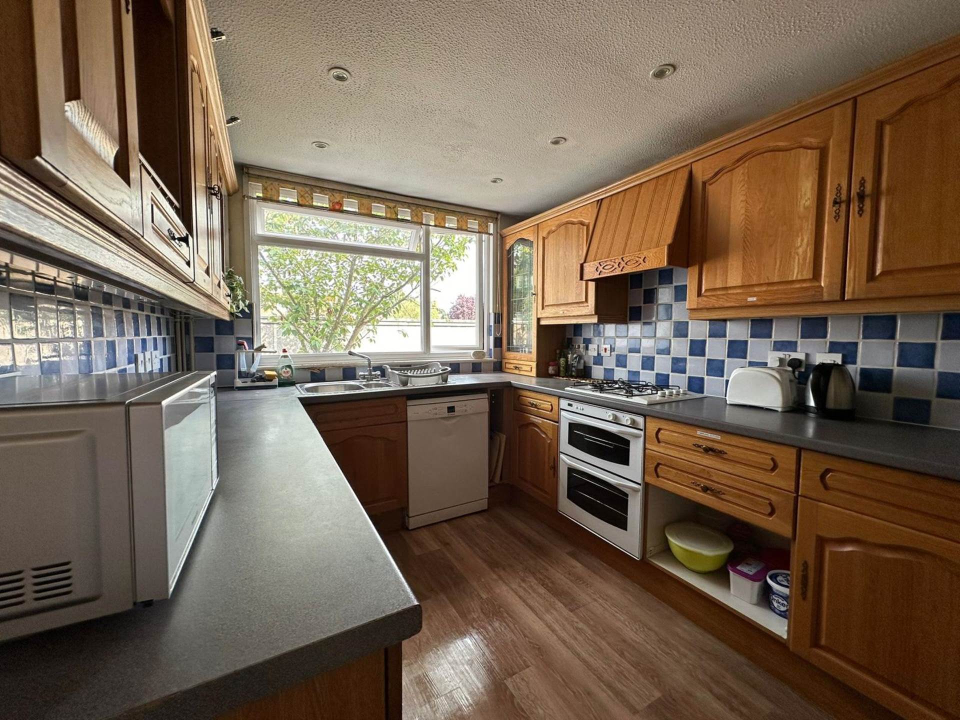 WINDSOR CLOSE, MASSIVE DOUBLE ROOM FOR SINGLE OCCUPANT AVAILABLE NOW., Image 12