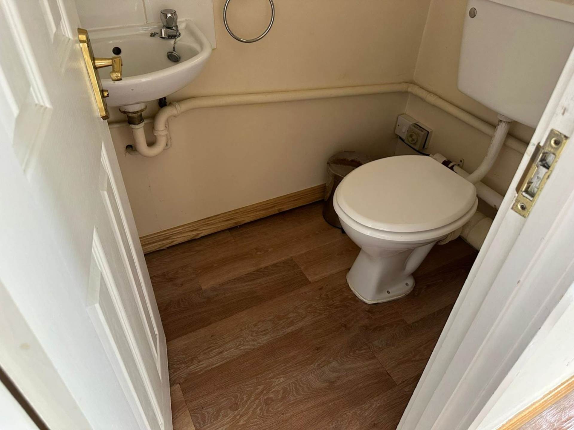 WINDSOR CLOSE, MASSIVE DOUBLE ROOM FOR SINGLE OCCUPANT AVAILABLE NOW., Image 16