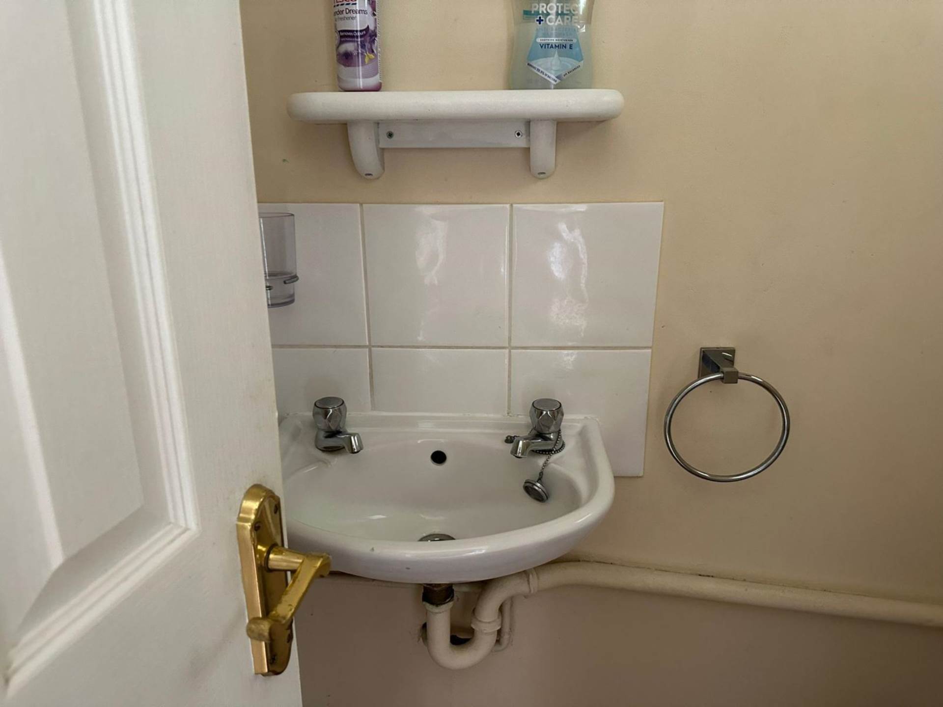 WINDSOR CLOSE, MASSIVE DOUBLE ROOM FOR SINGLE OCCUPANT AVAILABLE NOW., Image 17