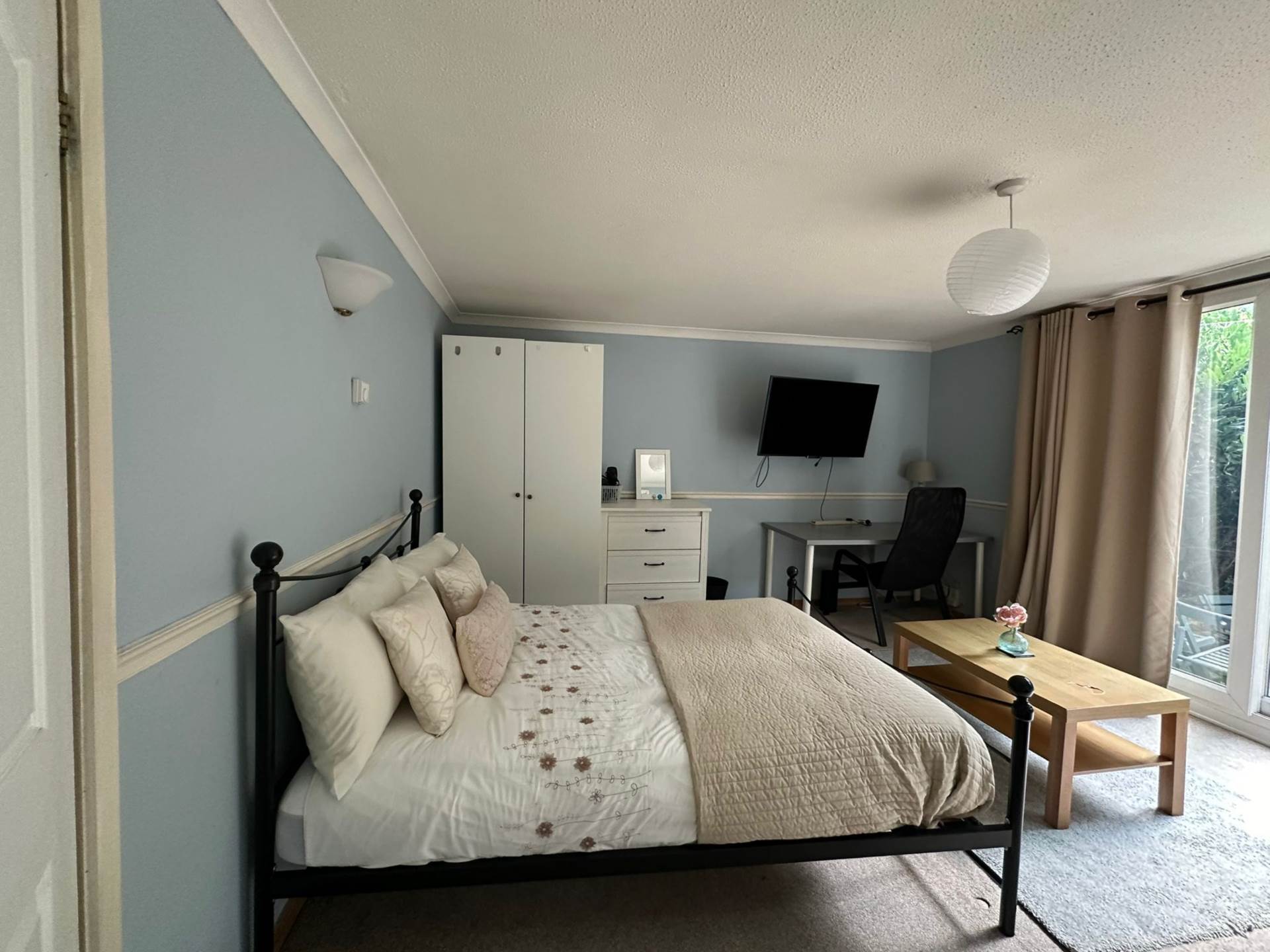 WINDSOR CLOSE, MASSIVE DOUBLE ROOM FOR SINGLE OCCUPANT AVAILABLE NOW., Image 8