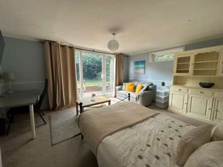1 Bedroom Room (Double), WINDSOR CLOSE, MASSIVE DOUBLE ROOM FOR SINGLE OCCUPANT AVAILABLE NOW.