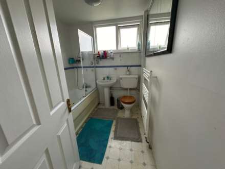 WINDSOR CLOSE, MASSIVE DOUBLE ROOM FOR SINGLE OCCUPANT AVAILABLE NOW., Image 13
