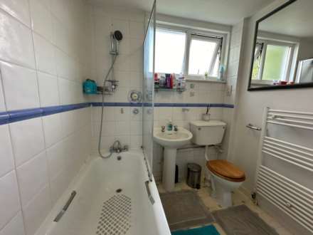 WINDSOR CLOSE, MASSIVE DOUBLE ROOM FOR SINGLE OCCUPANT AVAILABLE NOW., Image 14