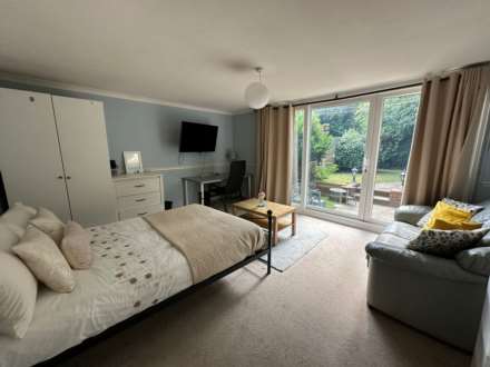 WINDSOR CLOSE, MASSIVE DOUBLE ROOM FOR SINGLE OCCUPANT AVAILABLE NOW., Image 2